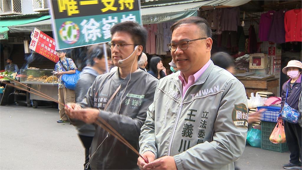 拚初選! 徐嶔煌揪王義川掃街 鄉親搶合照:比電視上還帥