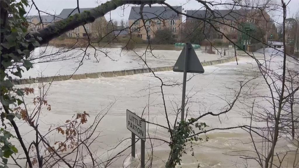 英國暴雨成災河水暴漲　泥流奔騰道路被截斷