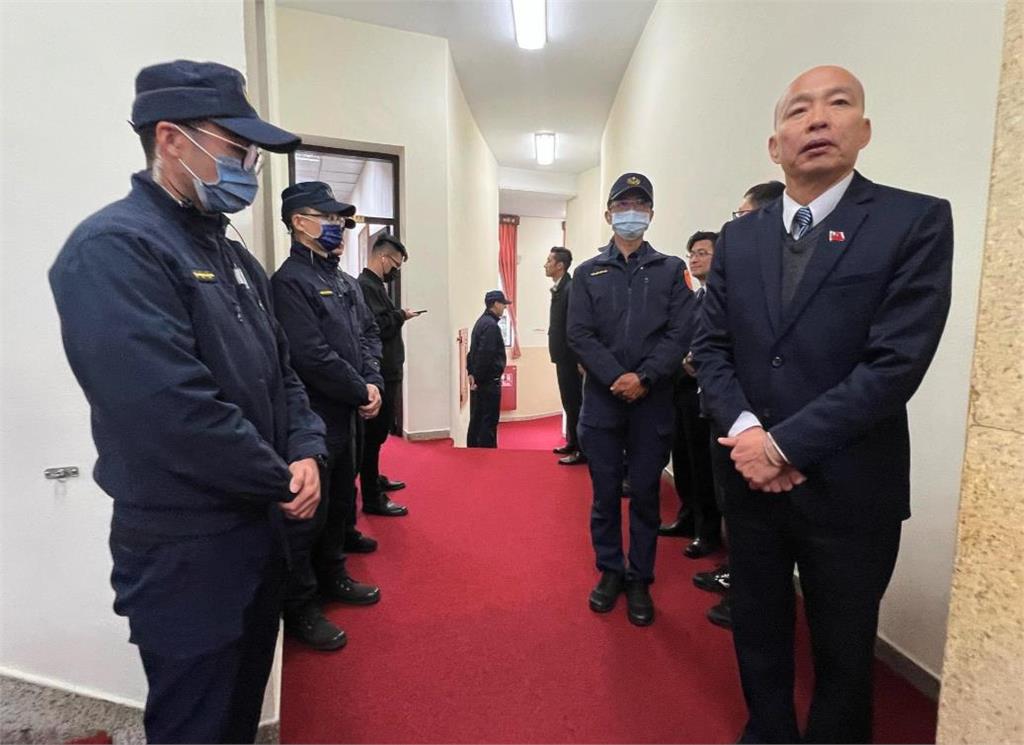《憲訴法》覆議案藍白怕什麼?吳思瑤:群警包夾、收水瓶