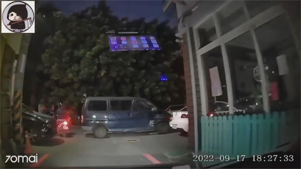 馬路當自己家? 婦人廂型車違停巷口擋路