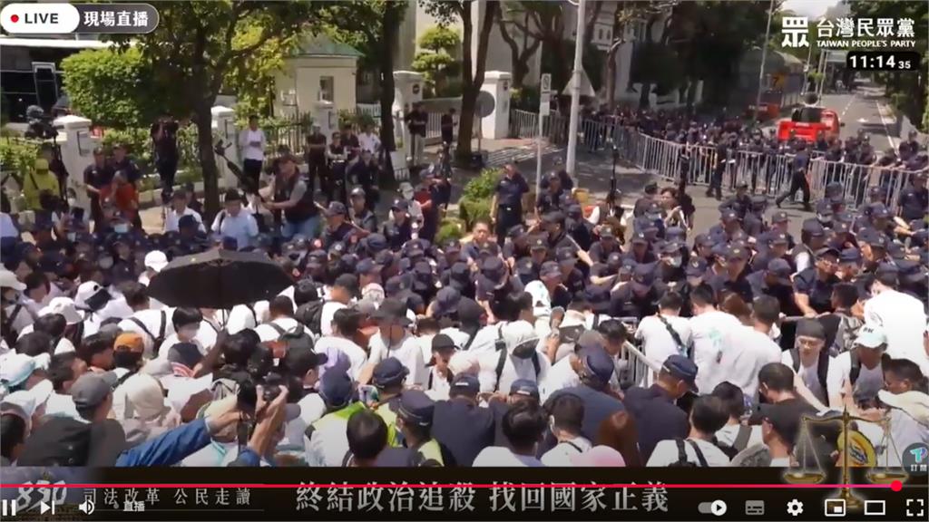 黃國昌拿麥吼理性小草「不往前請離開」!整群白衣激動撞警「鏡頭一轉老師站這邊」