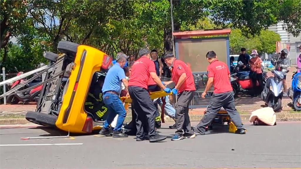 嘉義計程車紅燈直衝！　失控跨越雙黃線撞對向黑車「整車翻覆」