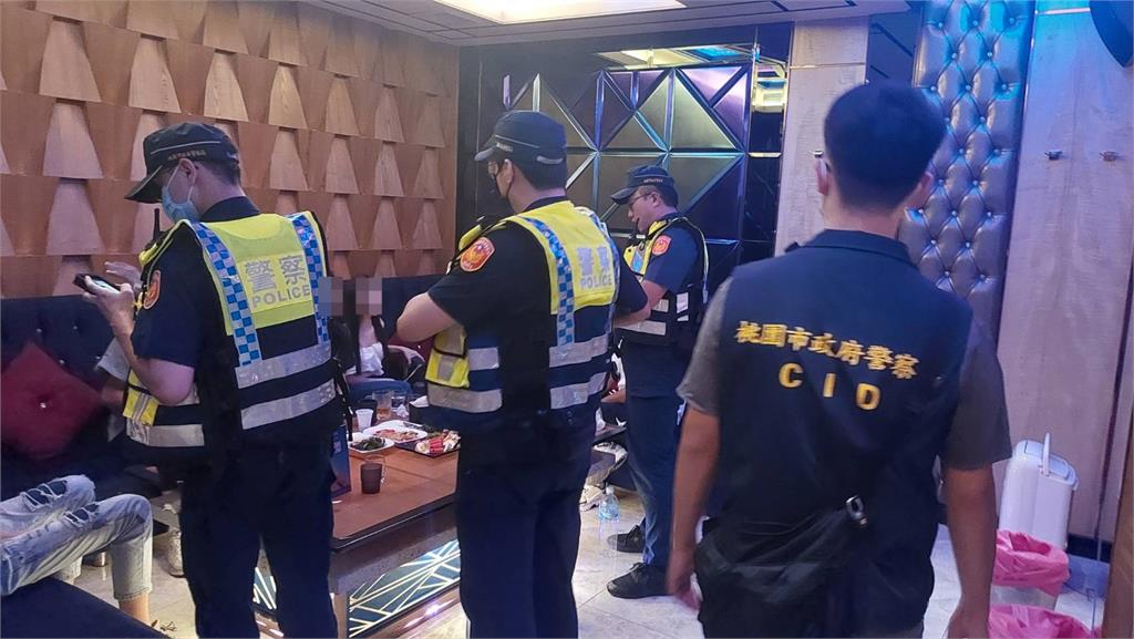 快新聞／桃警雷霆掃蕩KTV、酒店　逮捕21名違規外籍女子