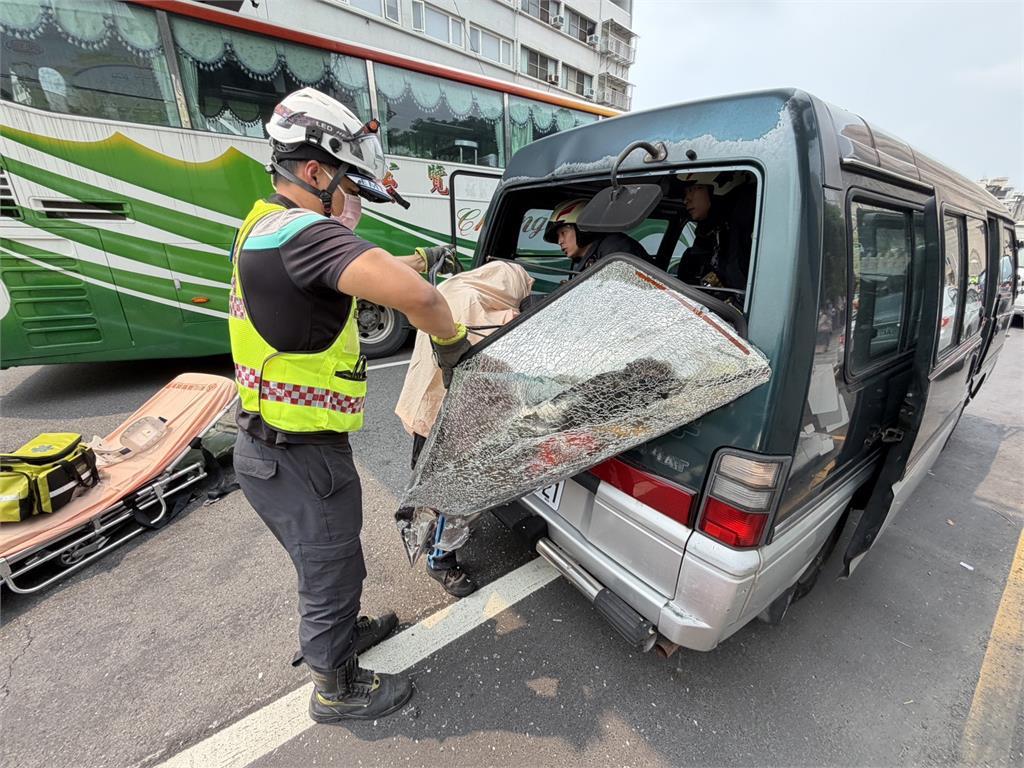 快新聞／頭卡在擋風玻璃「自行車無損」！彰化騎士衰撞違停車　廂型車駕駛下場曝光