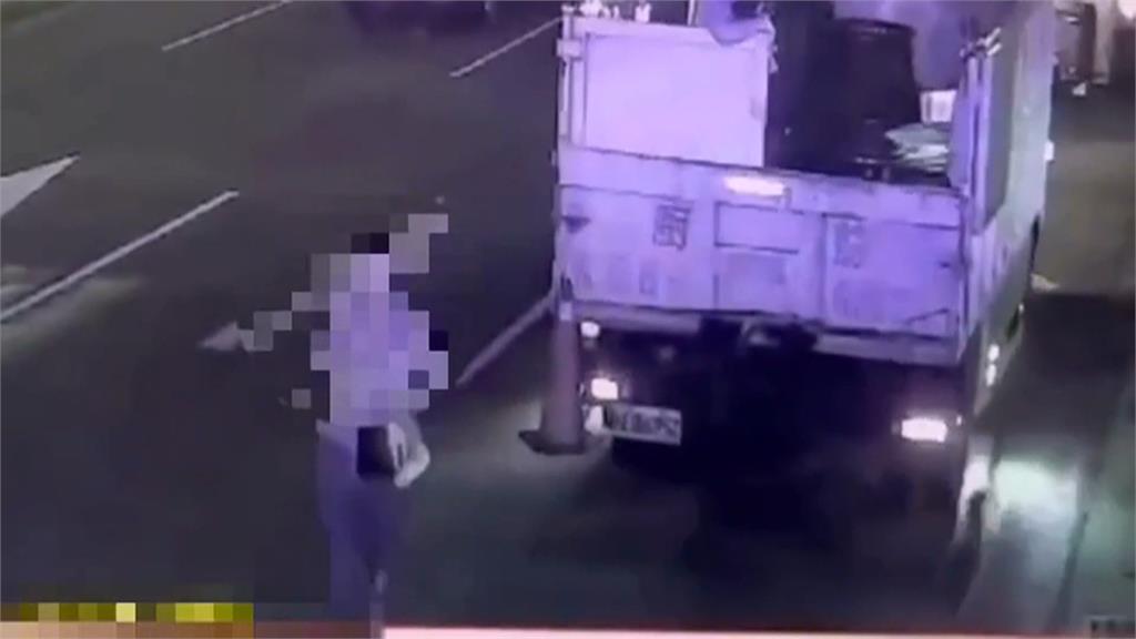 見警心虛!「3條通」男子車道逆向狂奔 警追300米壓制逮捕