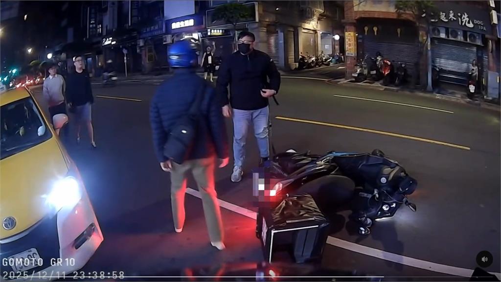 火爆外送員!不滿被計程車逼車 逆向騎車撞運將兩次