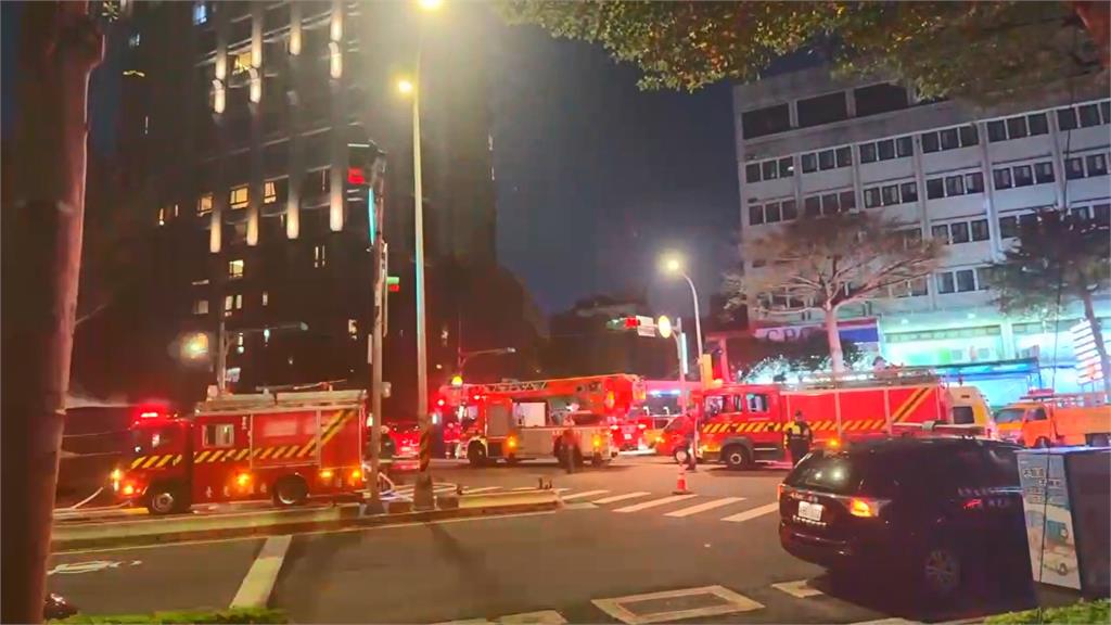 最新/台北3級火警!中正區民宅全面燃燒 百歲翁一度受困