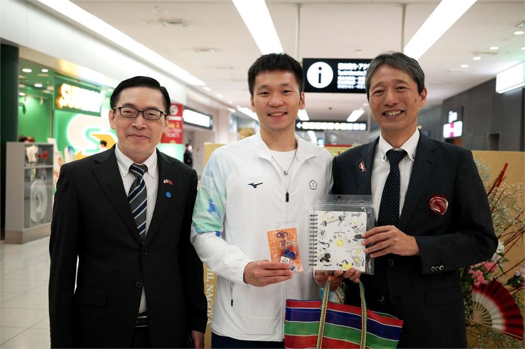 亞運／從選手變成部長！李洋男籃賽事場邊觀戰 致贈「亞運小物」給隊長陳盈駿