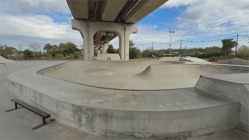 高雄滑板場意外！　外籍男帶童進場不慎摔倒骨折