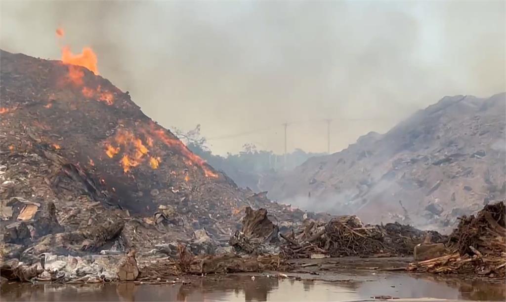 風災廢棄物暫置場大火! 20多萬噸廢棄物惡火狂燒