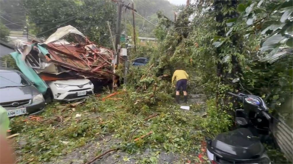 陽明山15級「薔」風　文化大學美食街重災區一片狼藉
