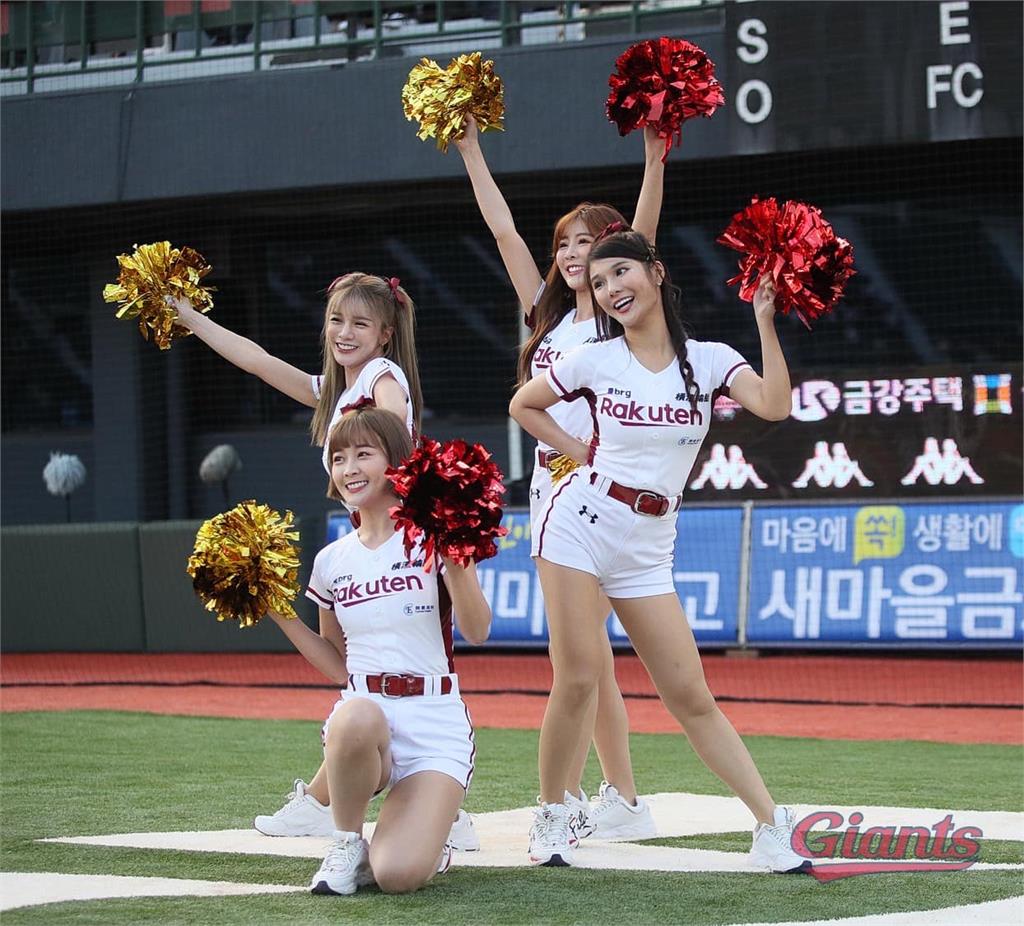台灣之光「樂天女孩」紅到南韓!開球大秀韓文球迷狂讚:漂亮又可愛