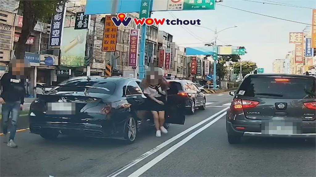 賓士等紅燈「女高中生換位」！秒變司機旁人看傻　一查車牌懵了：被註銷