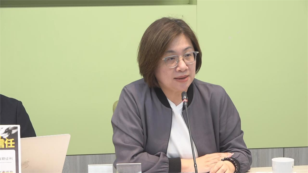 呵呵尷尬了！翁曉玲遭綠委圍轟「習近平都覺得妳丟臉」藍白無人聲援低頭滑手機