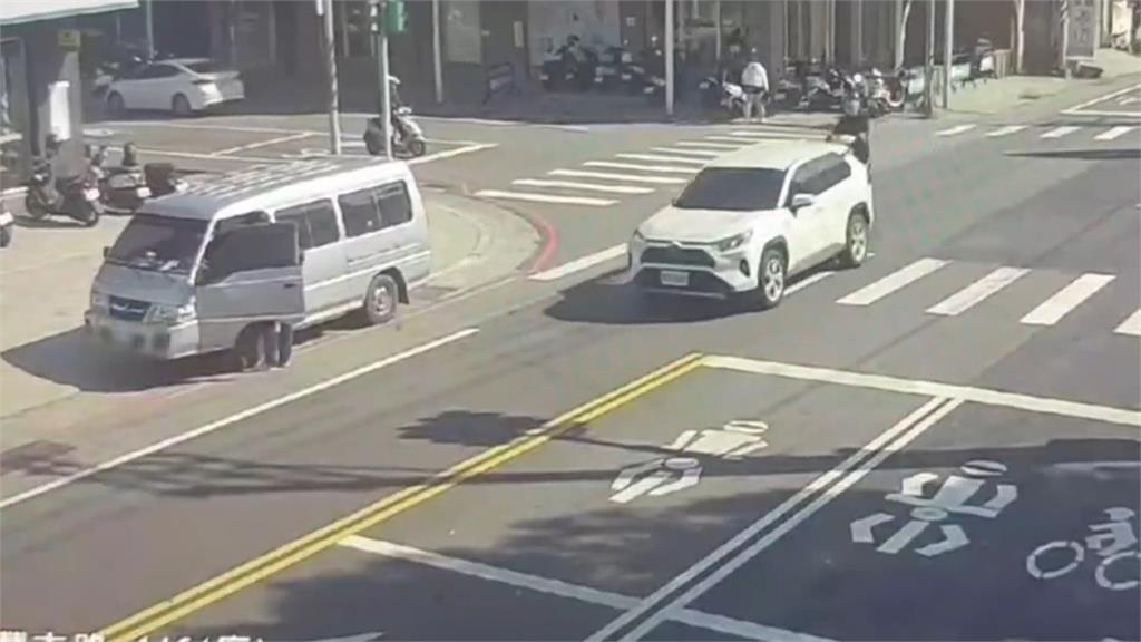 失而復得!男掉75000工程款 好心騎士拾金不昧送派出所