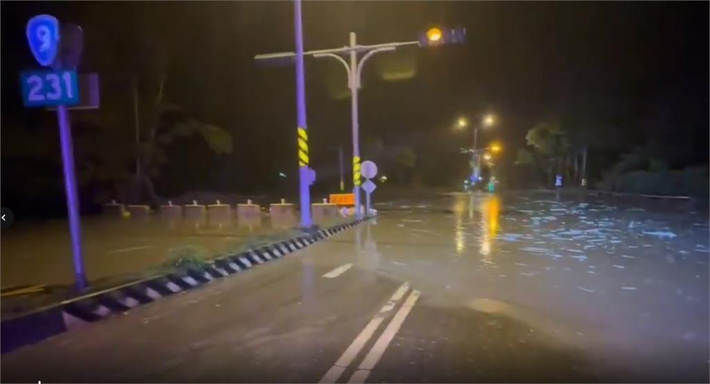 騎士馬太鞍便橋路段一迴轉遇「泥流」慘摔 重機漂走