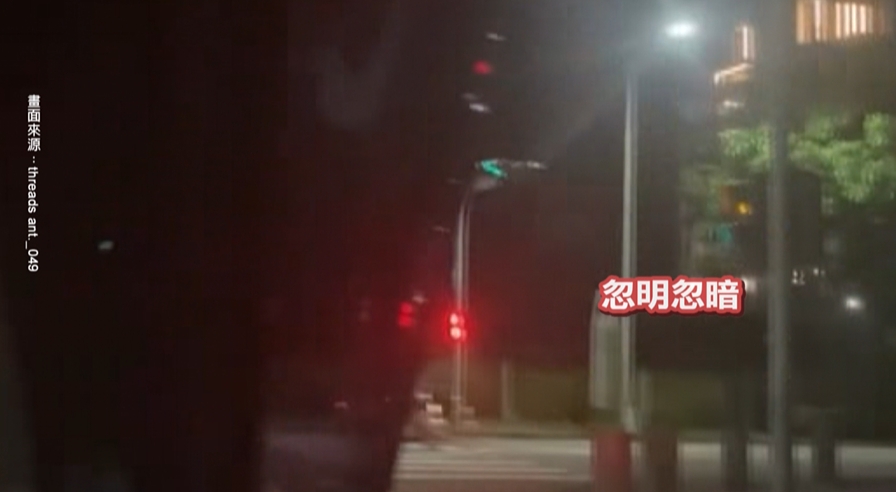 疑似電壓供電異常北屯重劃區街道整排路燈閃不停