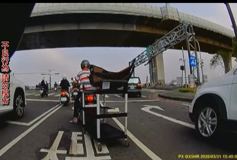 小飛俠騎車法？騎士腳倒扣趴椅墊騎車　危險畫面曝光