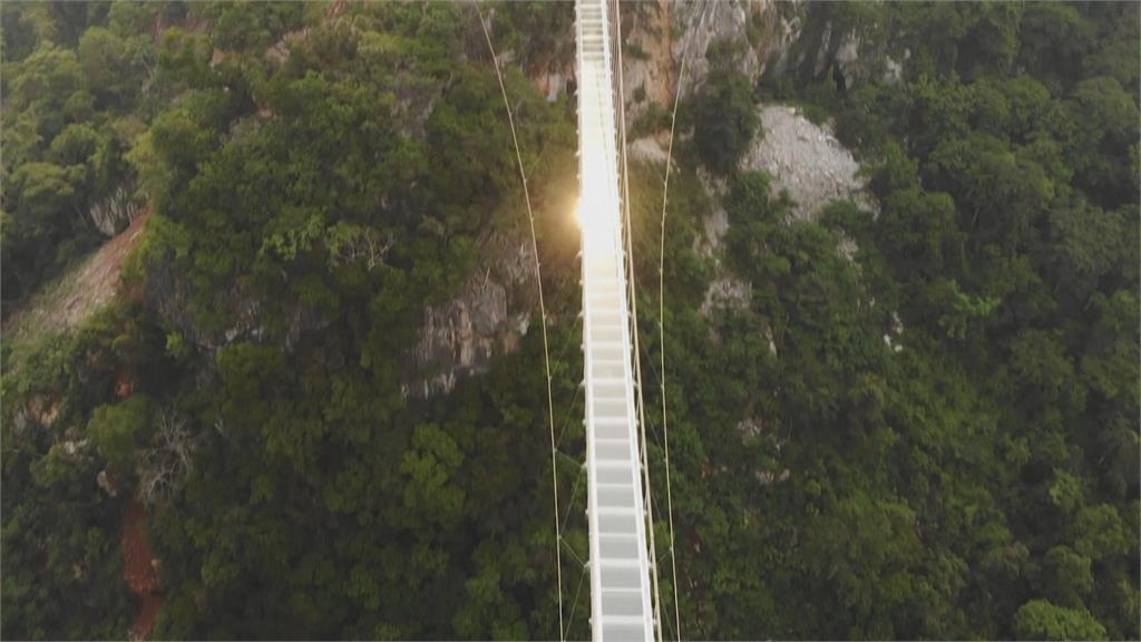 沒懼高症來挑戰！　「白龍玻璃橋」離地150米