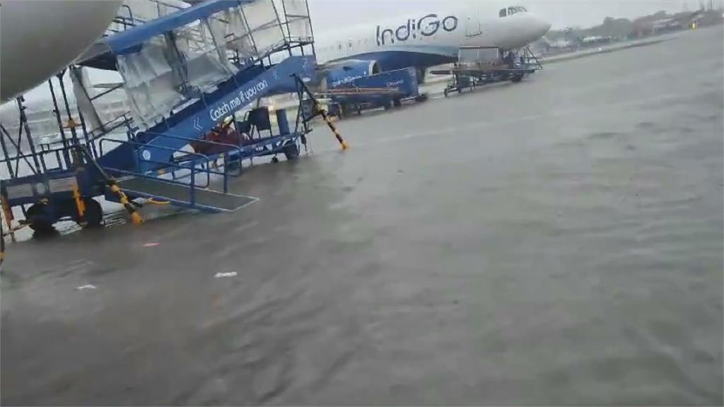 豪雨成災至少釀5死!印度機場跑道淹水 街邊車輛整排遭沖走畫面曝