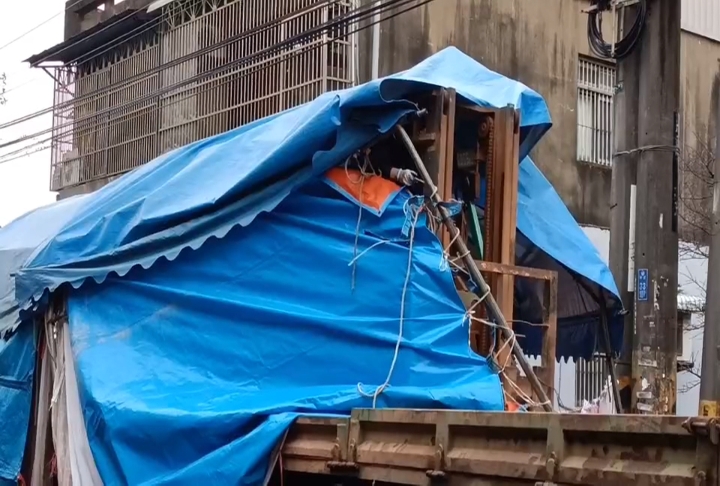 疑視線昏暗「大貨車插進路邊靈堂」 距告別式剩5小時!家屬:怎向往生母交代