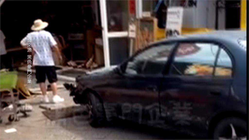 轎車突衝進鹿港「玉珍齋」店內! 玻璃碎滿地、共兩人輕傷送醫