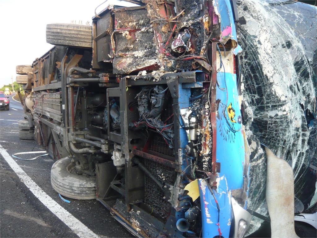 快新聞/大型翻車現場!國1北上八堵路段遊覽車撞分隔島 43歲司機急送醫