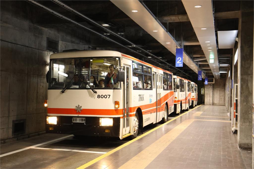 快新聞/29年0事故! 日本最後一班「立山黑部無軌電車」走入歷史