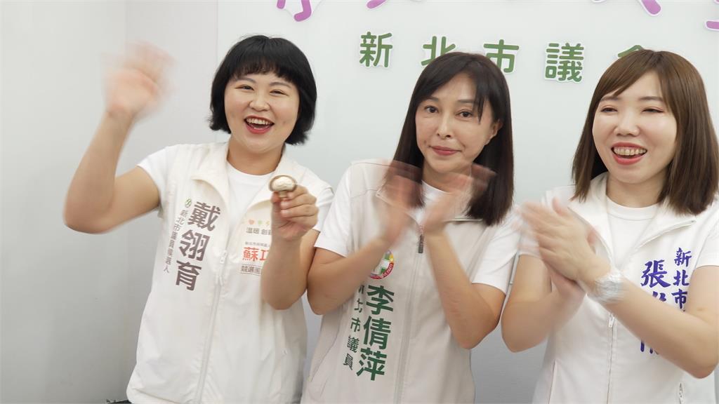 全網颳起「小英菇」旋風　綠議員及參選人拿起香菇互尬刀工