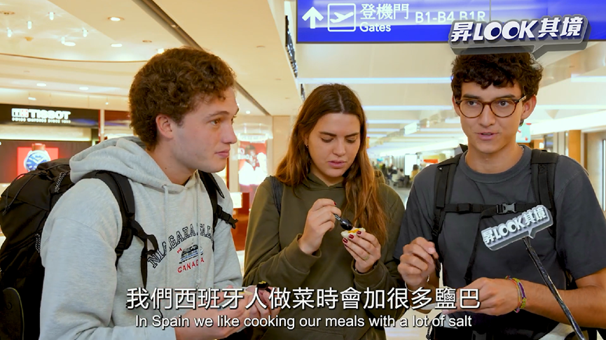 外觀衝擊!義大利男初嚐皮蛋超驚恐 一吃竟反轉大讚:風味更豐富
