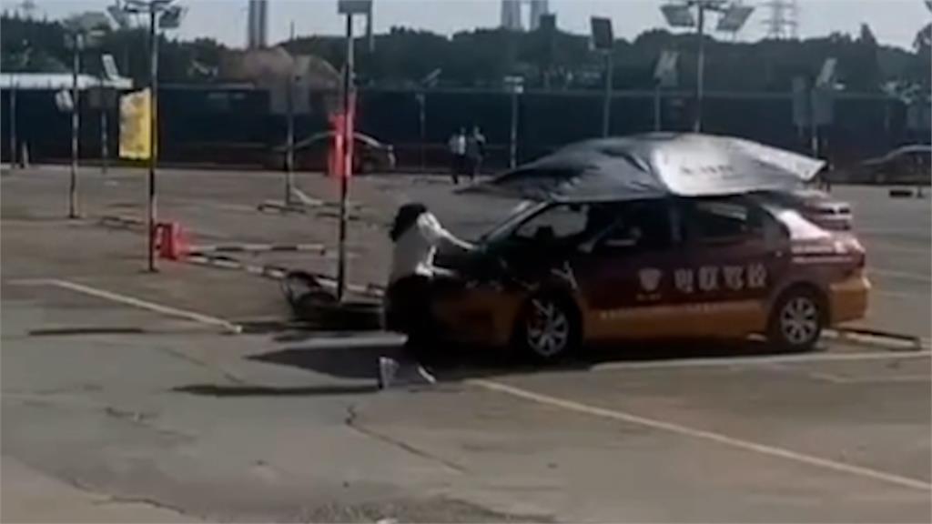 駕訓班練到崩潰?中國女「板凳怒砸」教練車 叫囂:報警又如何