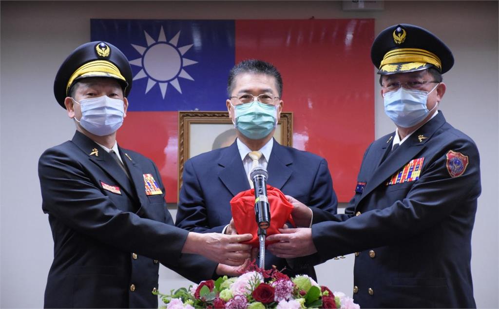 消防署長新舊任交接 徐國勇:期許持續精進