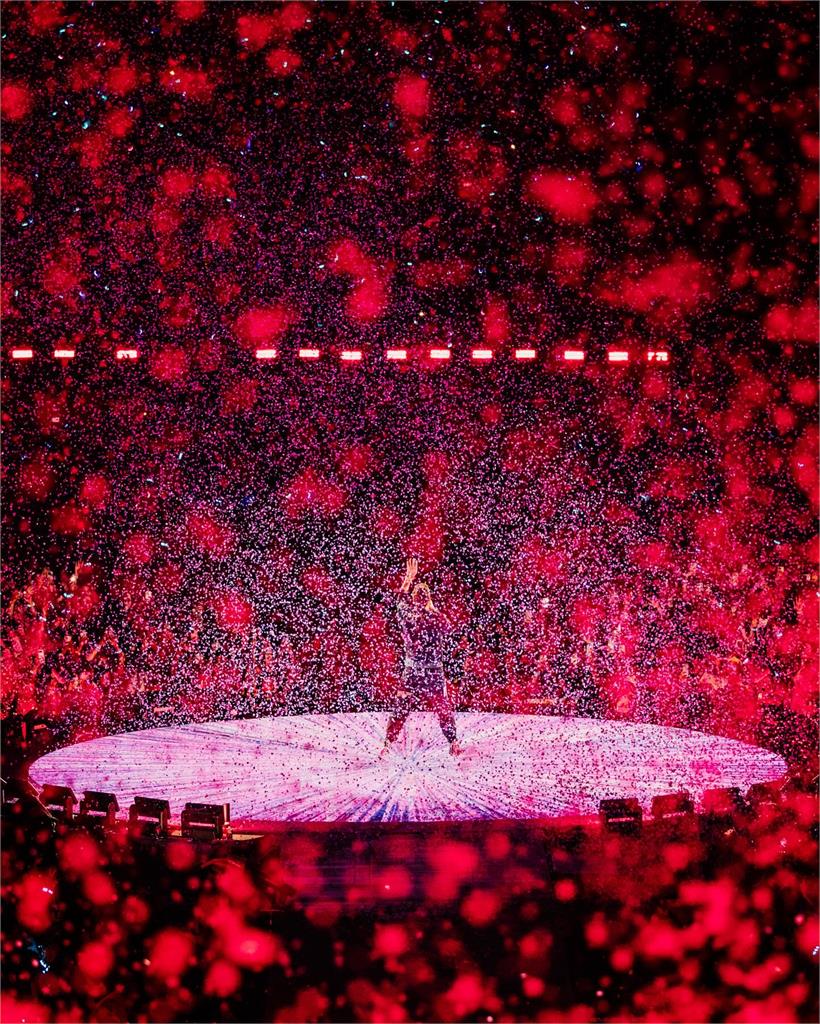 Coldplay演唱會成「大型抓姦」現場！「CEO環抱人資全被拍」已婚雙殺網笑翻