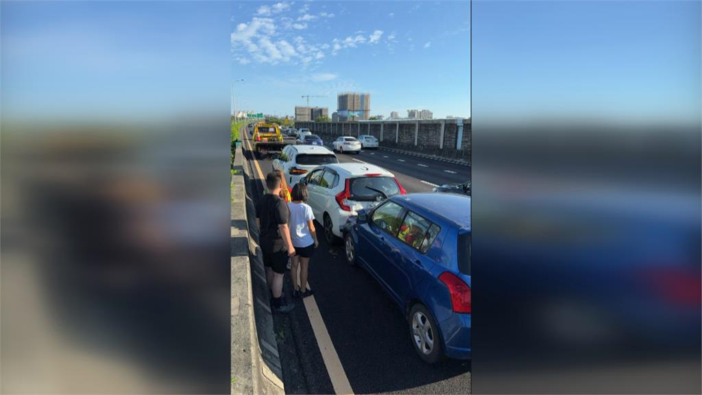 二度傷害！百萬名車國道遭追撞　拖吊業未固定好又重摔