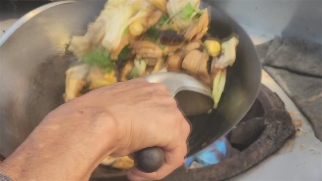 周董也來買！　滷味攤光顧的「全是大咖」候餐牌設計吸客