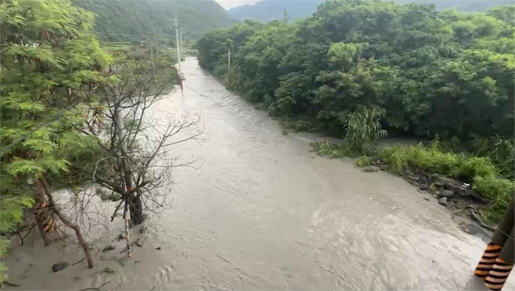 台東太麻里傾盆大雨　金崙溪暴漲東68線道路受損