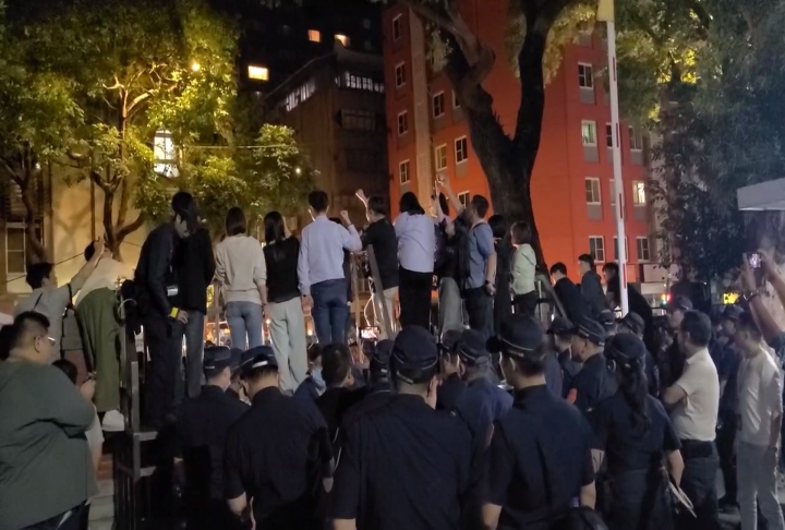 不甩多名立委受傷!藍白聯手持續表決 大批青年聚集場外抗議違反程序正義