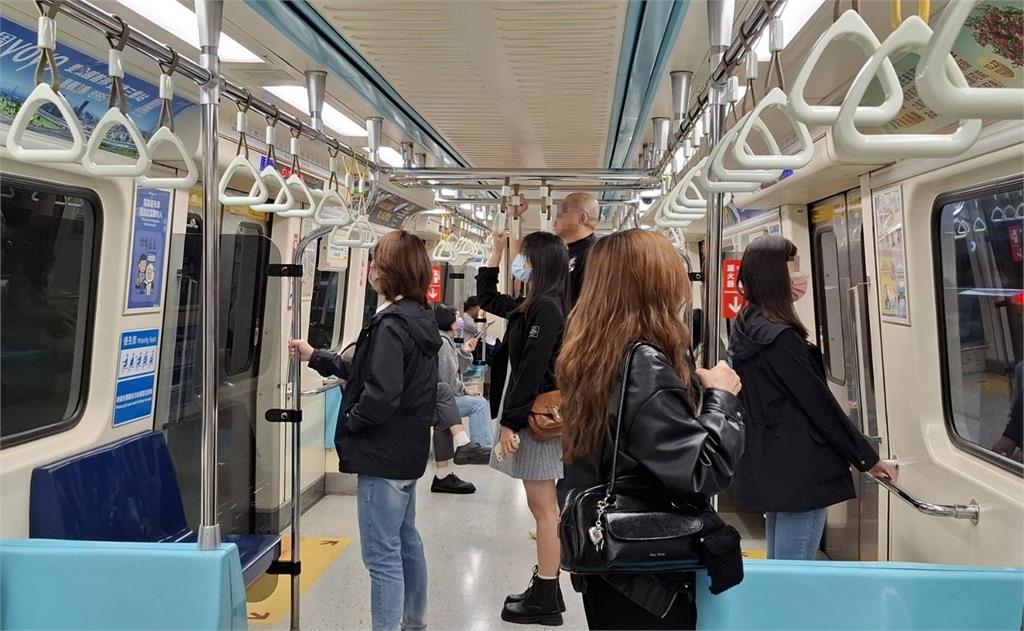 北捷出現大紅字「U=U」廣告!民眾看攏無…專家親揭是「國際共識」
