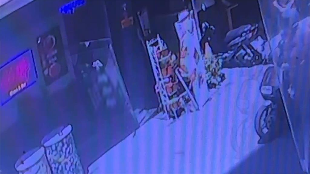 逢甲餐酒館員工疑噴槍使用不慎害氣爆 　「大門震碎」2人燒燙傷送醫