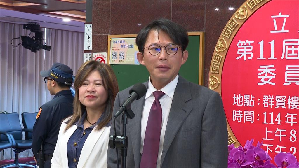 答非所問? 遭質疑鎖喉警方 黃國昌:沒勒"記者"脖子