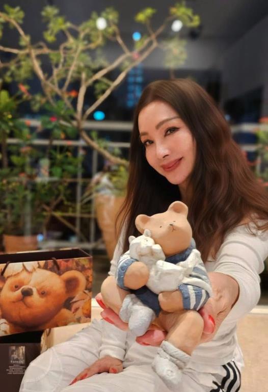 陳美鳳「69歲私下狀態」全沒遮!曬片「超巨大蜜桃」整顆入鏡不藏了
