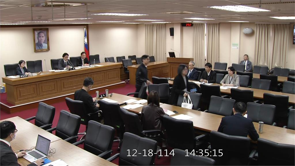 民眾黨團提案延會到明年　鍾佳濱：保護傘撐到明年也沒用