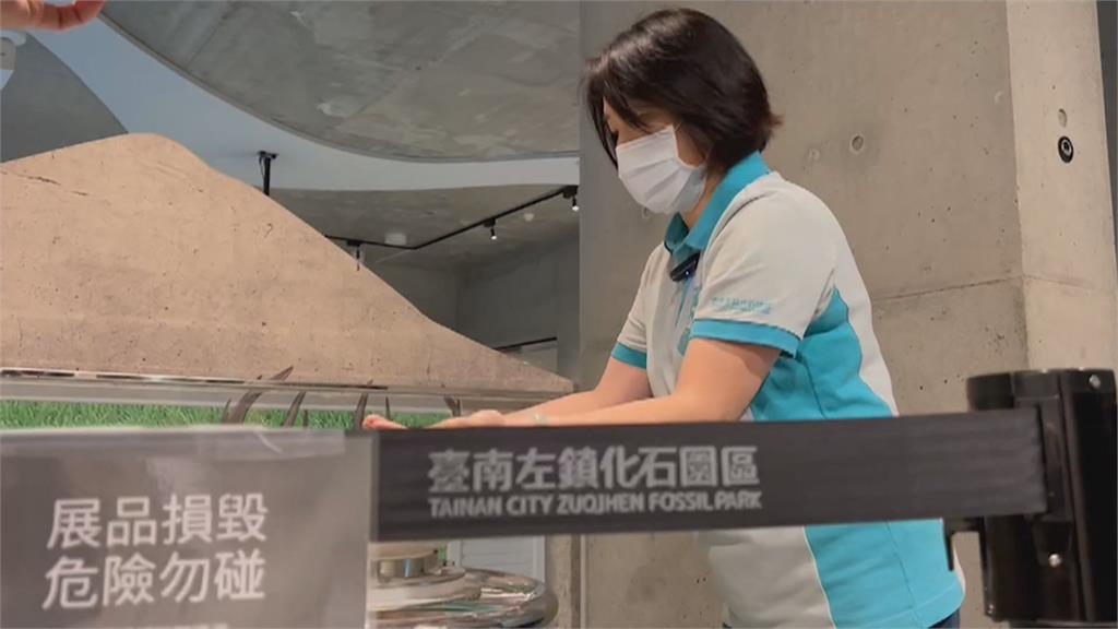 最壞身教!家長搖壞化石館壓力球 下秒轉頭帶小孩落跑