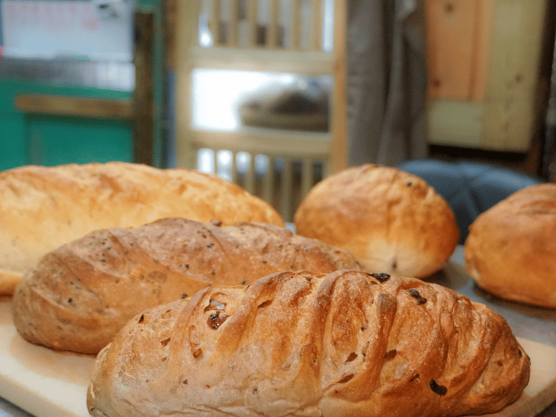 網紅分享進麵包店必做「這件事」　引網共鳴笑稱：「不做不能買麵包」！