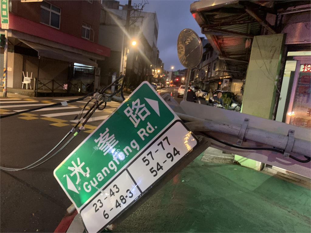 超離譜！紅綠燈不見了　竟是砂石車扯斷電線「順道載走」