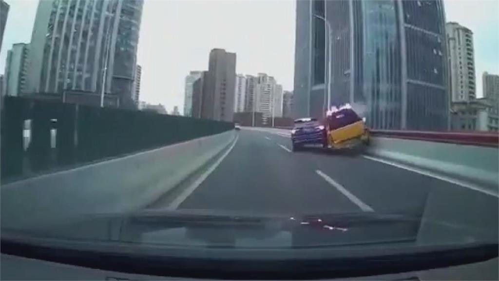 上海高架爆行車糾紛！奧迪凶狠猛撞工程車　險翻落護欄驚險畫面曝