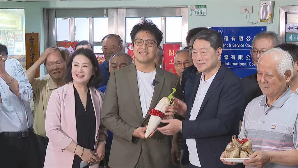 快新聞／沈伯洋「包中」台北市長！機車公會獻祝福　送菜頭、粽子、包子齊喊「凍蒜」