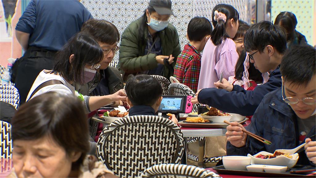 擠爆!連假百貨湧人潮 業者:業績較去年漲2成 228連假人潮出籠! 百貨商場擠爆、業績成長2成