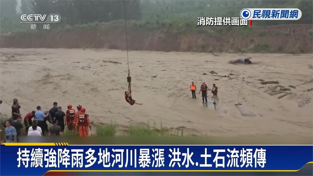 中國強降雨釀洪災！　男女急流中攀車頂等救援