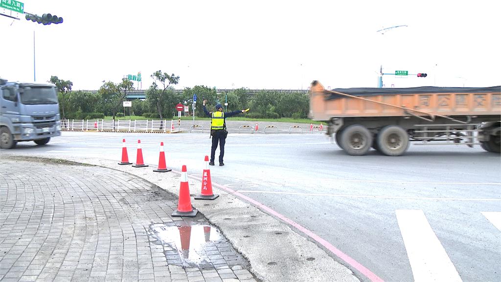 大貨車載土方進台北港　數量多到塞近兩公里占一線車道